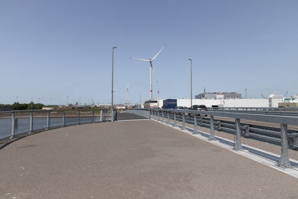 Verbindingsbrug Zeebrugge - grootste beweegbare draaibrug Europa - auto's rijden over de brug