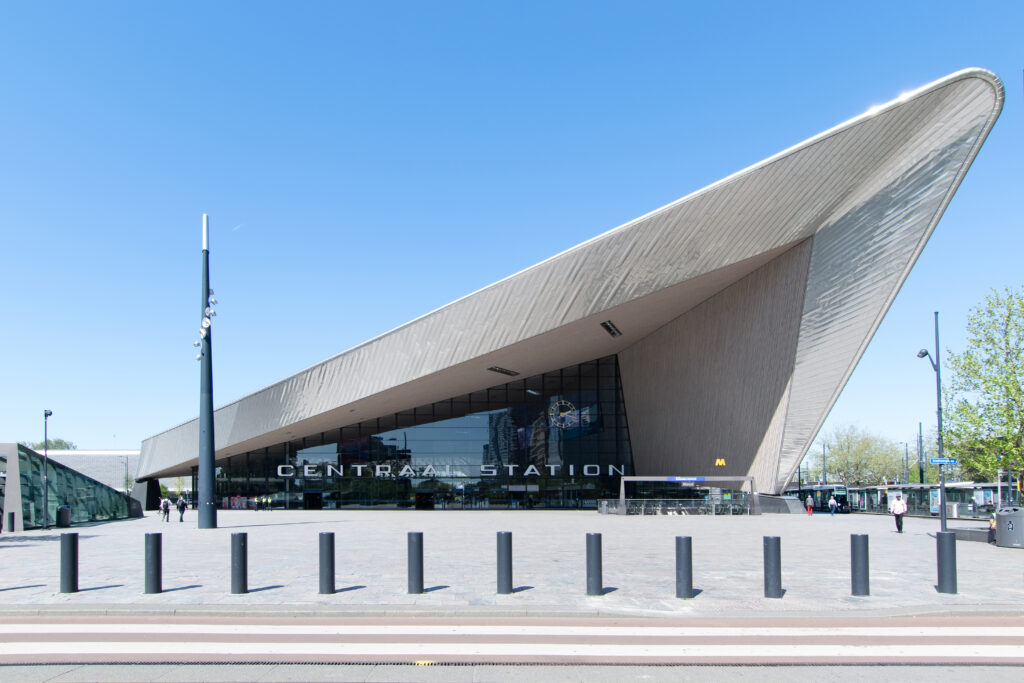 krijg een uniek zicht op de termainal van Rotterdam Centraal in vooraanzicht