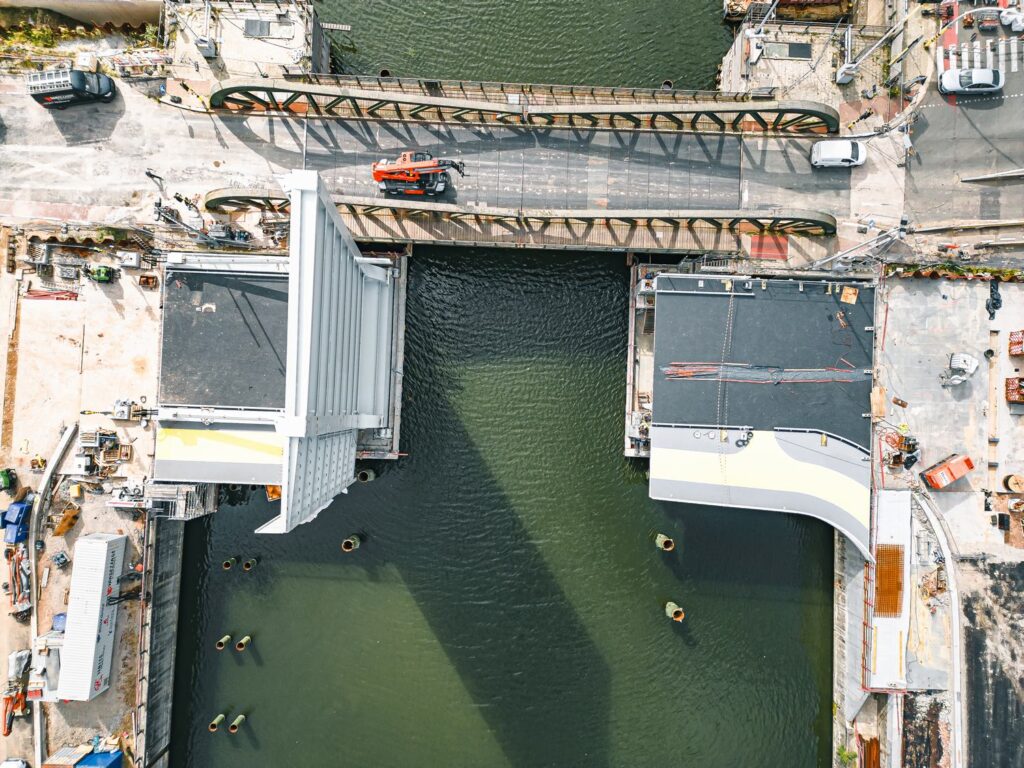 Meulestedebrug - oude brug - nieuwe brug staat open - water - plaatsing noorderlijke brug